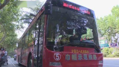 渭南市前進(jìn)路國貿(mào)十字的一天 校車運(yùn)營服務(wù)背后的城市溫度